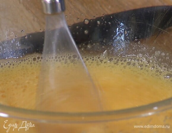 Яйца и 150 г сахара взбить блендером с насадкой-венчиком в пышную массу. Когда сахар полностью растворится, влить подсолнечное масло, молоко и взбить еще немного.