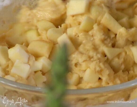 Одно яблоко почистить, нарезать маленькими кубиками, добавить в тесто и перемешать.