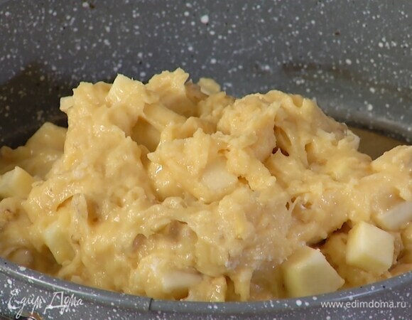 Дно разъемной формы выстелить бумагой для выпечки, смазать растительным маслом, выложить тесто и разровнять.