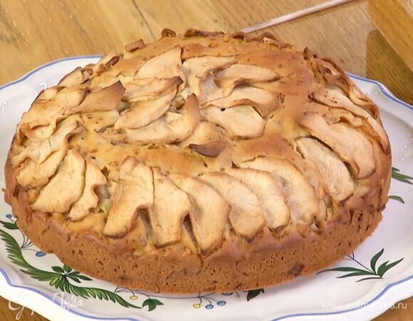 Выпекать пирог в разогретой духовке 45–50 минут.