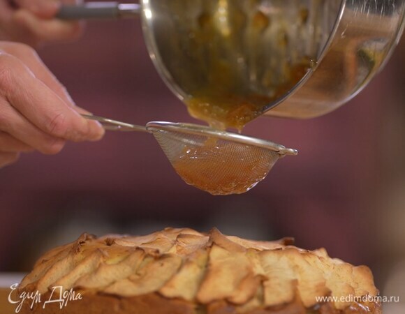 Джем прогреть в небольшом сотейнике и через сито полить готовый пирог.