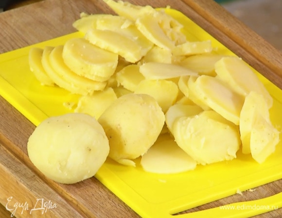 Картофель отварить в мундире, затем почистить и нарезать кружками.