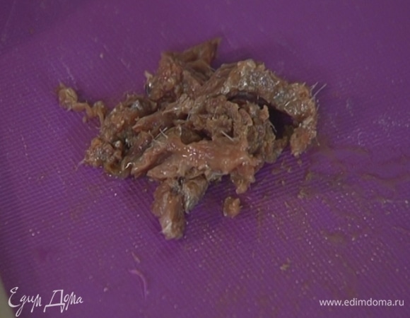 Анчоусы мелко порезать.