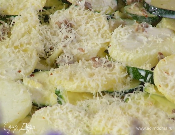 Грюйер натереть на мелкой терке и посыпать овощи.