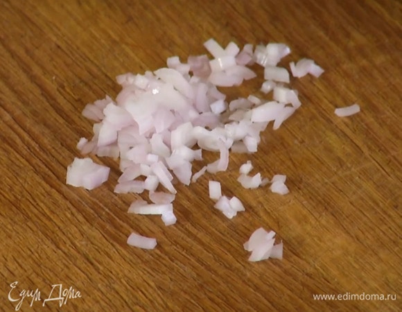 Шалот почистить, порубить очень мелко, залить винным уксусом и дать постоять.