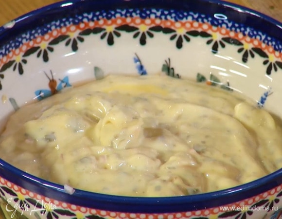 Приготовить пикантный соус: желтки и горчицу взбить блендером с насадкой-венчиком, тонкой струйкой влить оливковое масло и взбить все в однородную массу, затем добавить замаринованный лук с небольшим количеством уксуса и взбить еще немного, добавить каперсы, посолить, поперчить и еще чуть-чуть взбить.