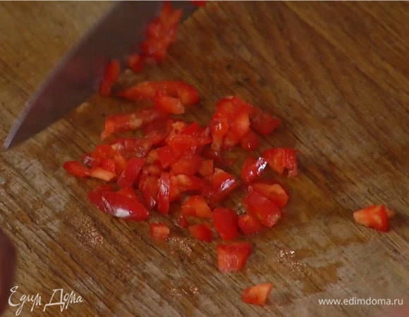 Перец чили мелко порубить.