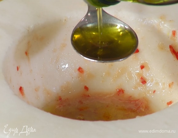 Приготовить заправку: чеснок почистить и растереть в ступке, добавить белый перец, соль и все еще раз растереть, полить выжатым из лайма соком, влить рыбный и соевый соус, кунжутное и 2 ст. ложки растительного масла, добавить сахар, измельченный чили и все растереть, так чтобы сахар растворился.