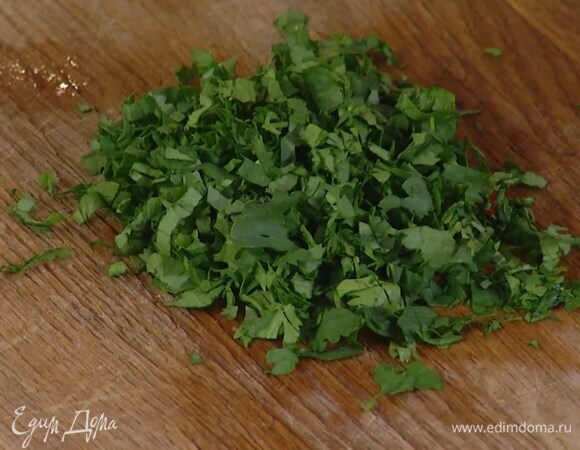 Зелень кинзы и зеленый лук мелко порубить.