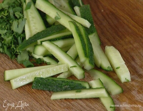 Огурец нарезать тонкими брусками.
