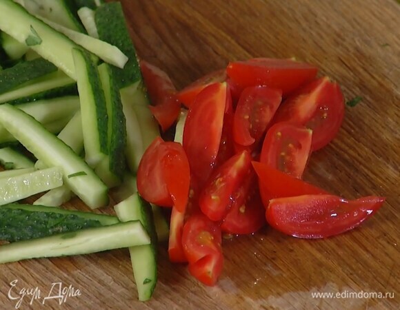 Помидоры нарезать тонкими дольками.