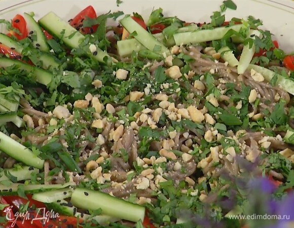 Арахис измельчить в ступке и посыпать салат.