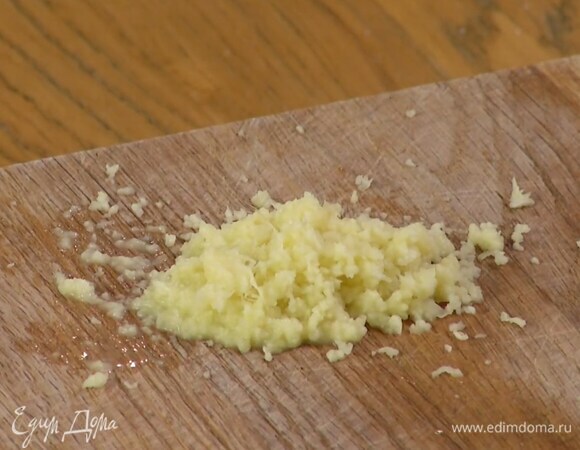 Имбирь почистить и натереть на терке — должна получиться 1 ч. ложка.