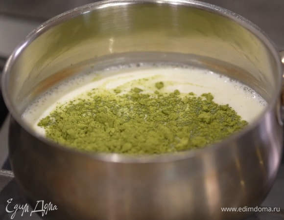 В сотейник влить сливки, молоко, добавить сахар и, помешивая, прогревать на небольшом огне, пока сахар полностью не растворится, затем всыпать матчу и, периодически помешивая, довести смесь до кипения.