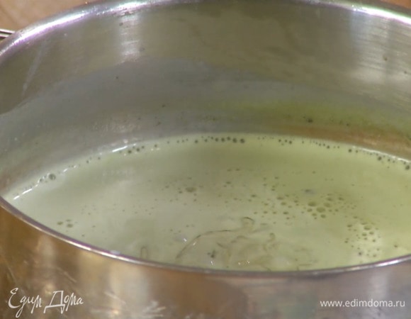 Снять сотейник с огня, добавить желатин и перемешивать, пока он полностью не растворится.