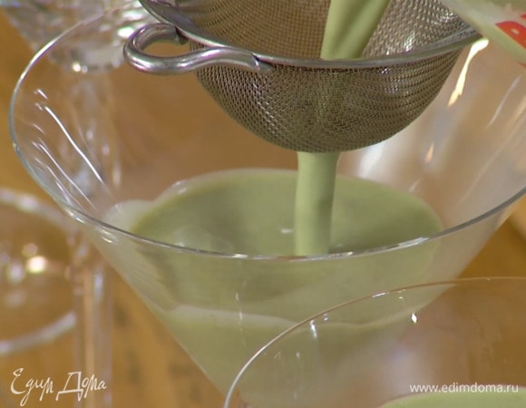 Разлить сливочную смесь в прозрачные креманки, дать остыть и отправить в морозильник на пару часов.