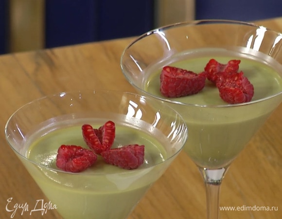 Малину разрезать пополам и украсить застывший десерт.