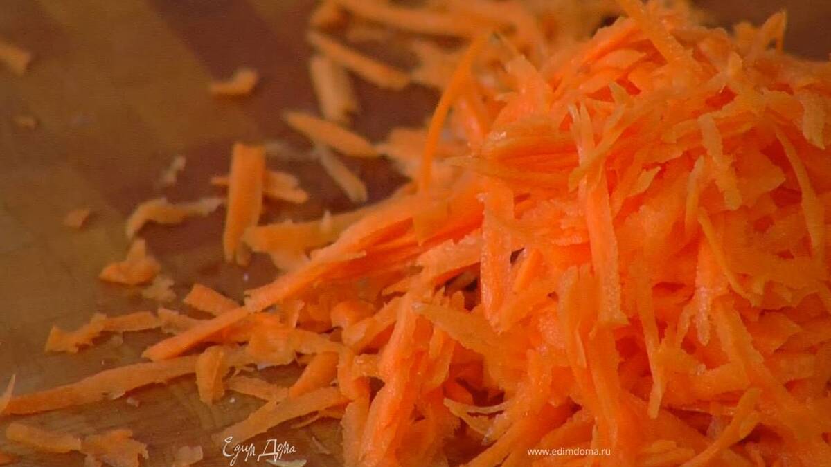 Морковь почистить и натереть на терке соломкой.