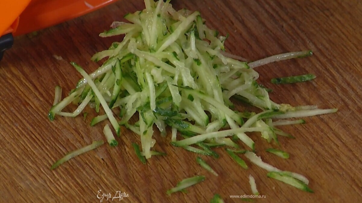 Огурцы натереть на терке соломкой отдельно от моркови.