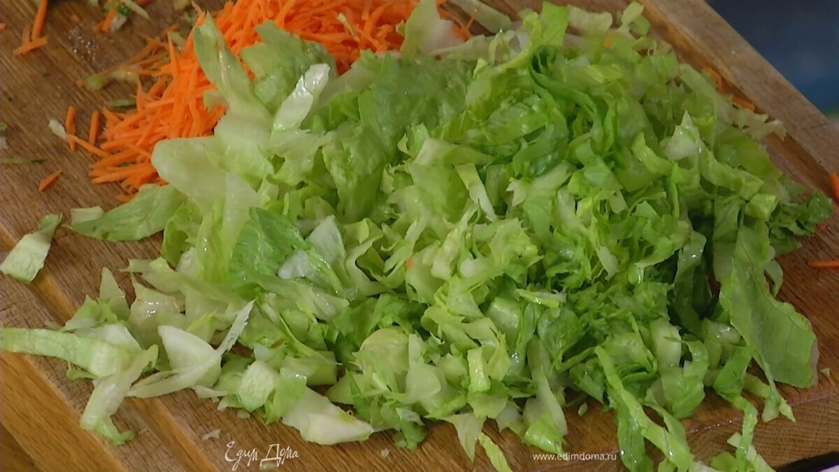 Латук, срезав грубые части, тонко нарезать.