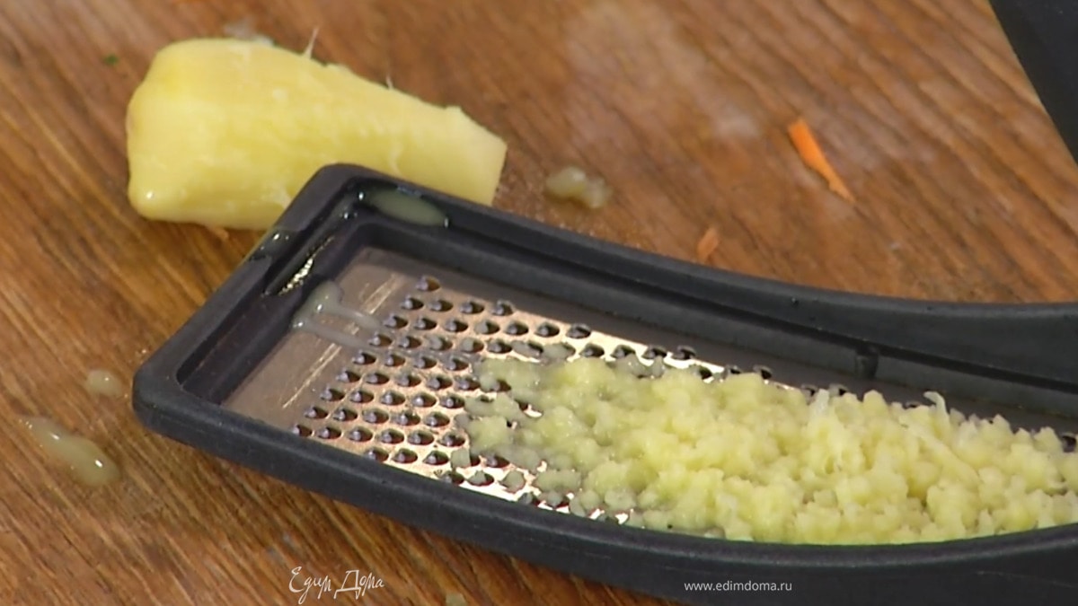 Имбирь почистить и натереть на мелкой терке.