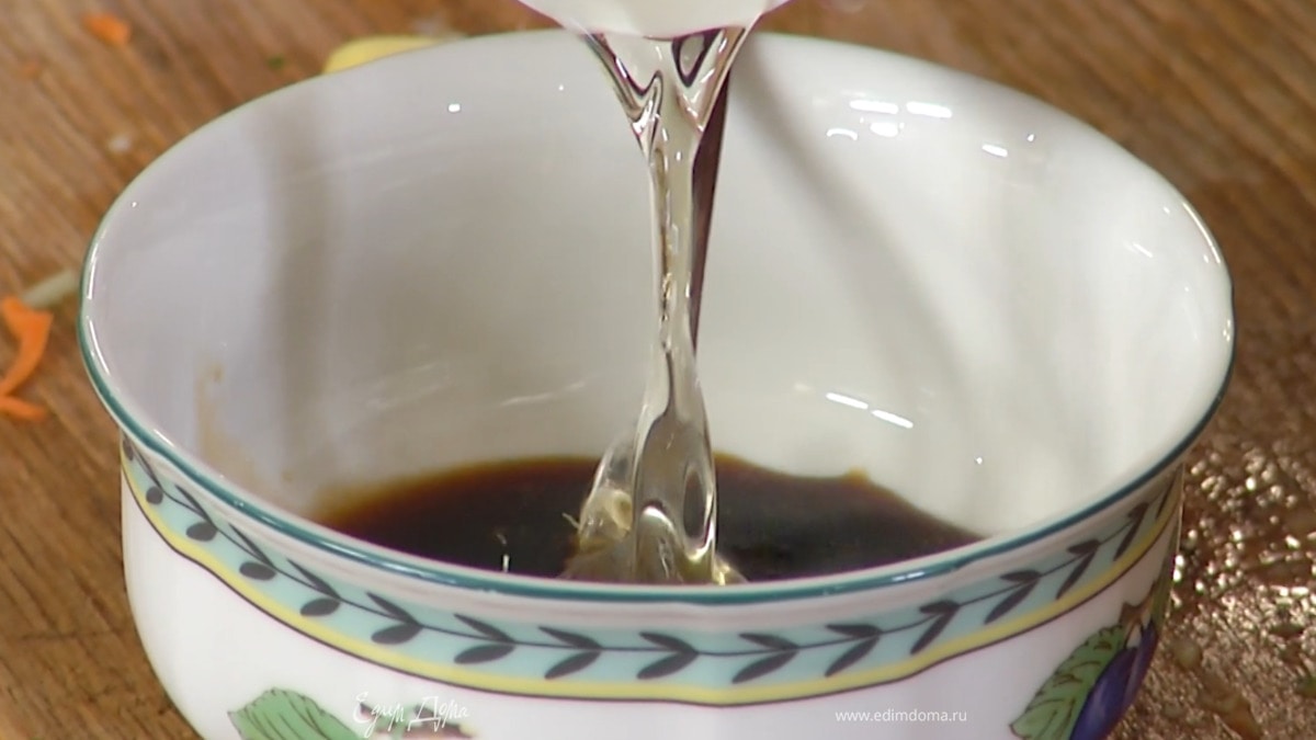 Приготовить заправку: к натертому имбирю влить соевый соус и рисовый уксус, все перемешать.