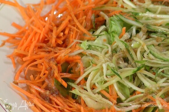 На большое блюдо выложить латук, на него по краям морковь, в центр огурцы, полить все заправкой.