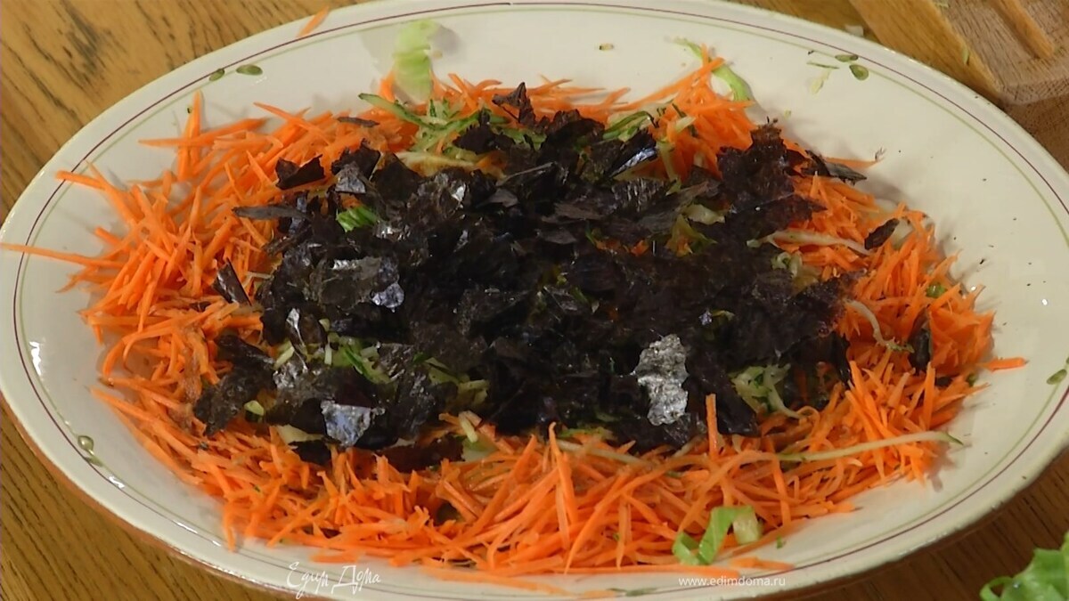 Нори порвать руками и посыпать салат.