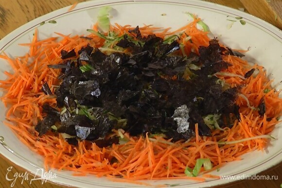 Нори порвать руками и посыпать салат.