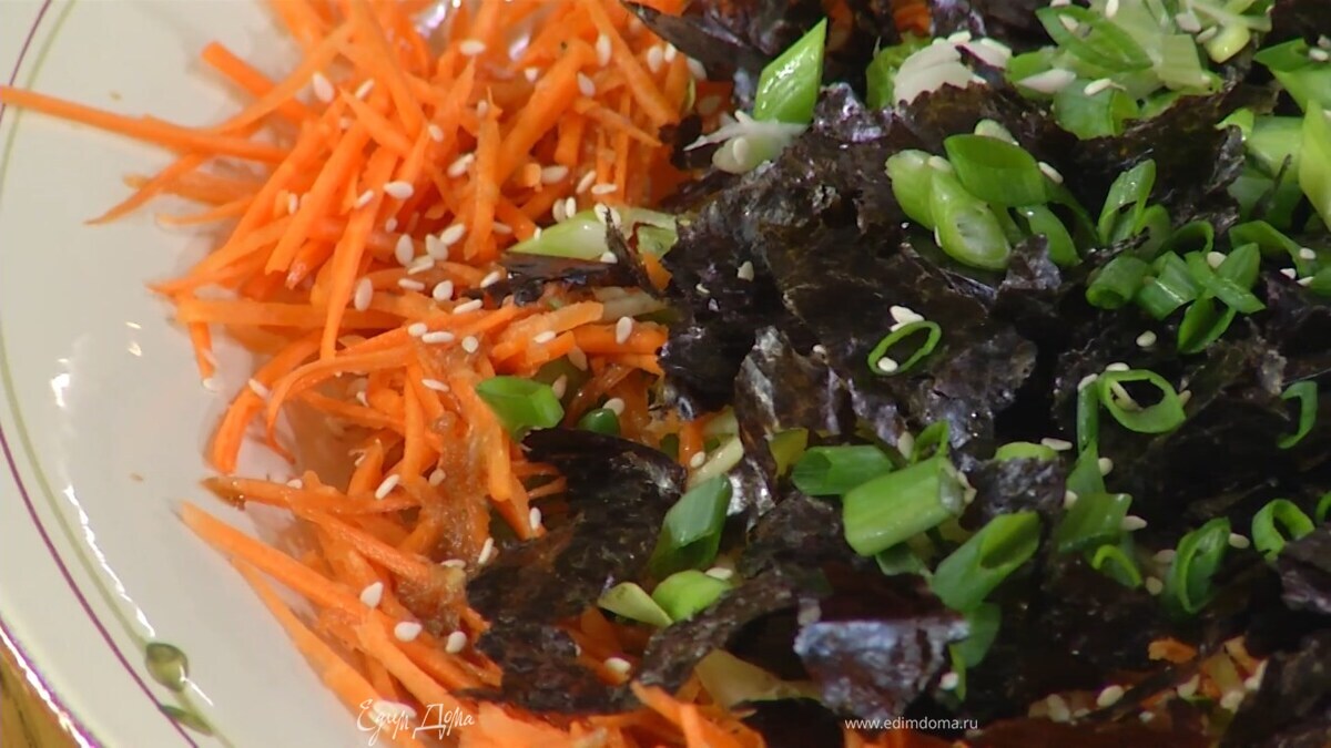 Посыпать салат зеленым луком и кунжутом.