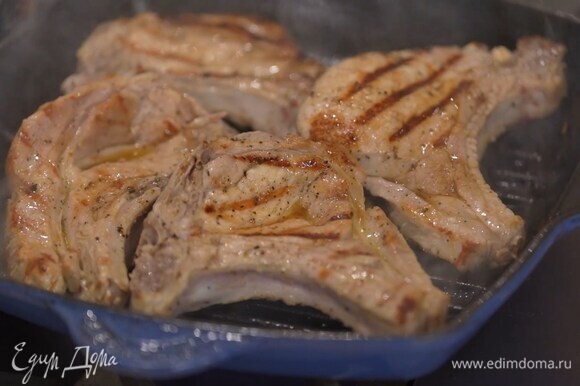 Мясо со всех сторон посолить, поперчить, полить оливковым маслом и обжаривать на сковороде-гриль по 3–4 минуты с каждой стороны.