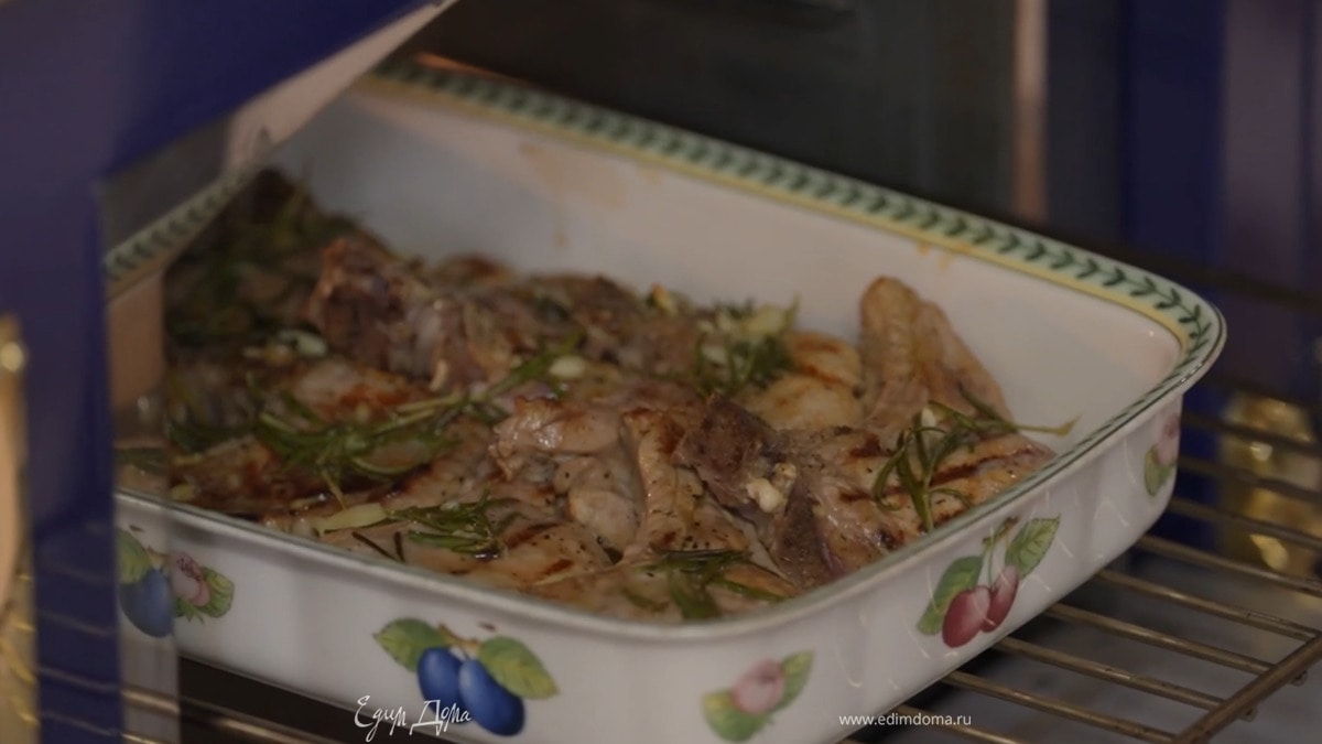 Поставить форму в духовку, понизить температуру до 160°С и запекать котлетки 20 минут.