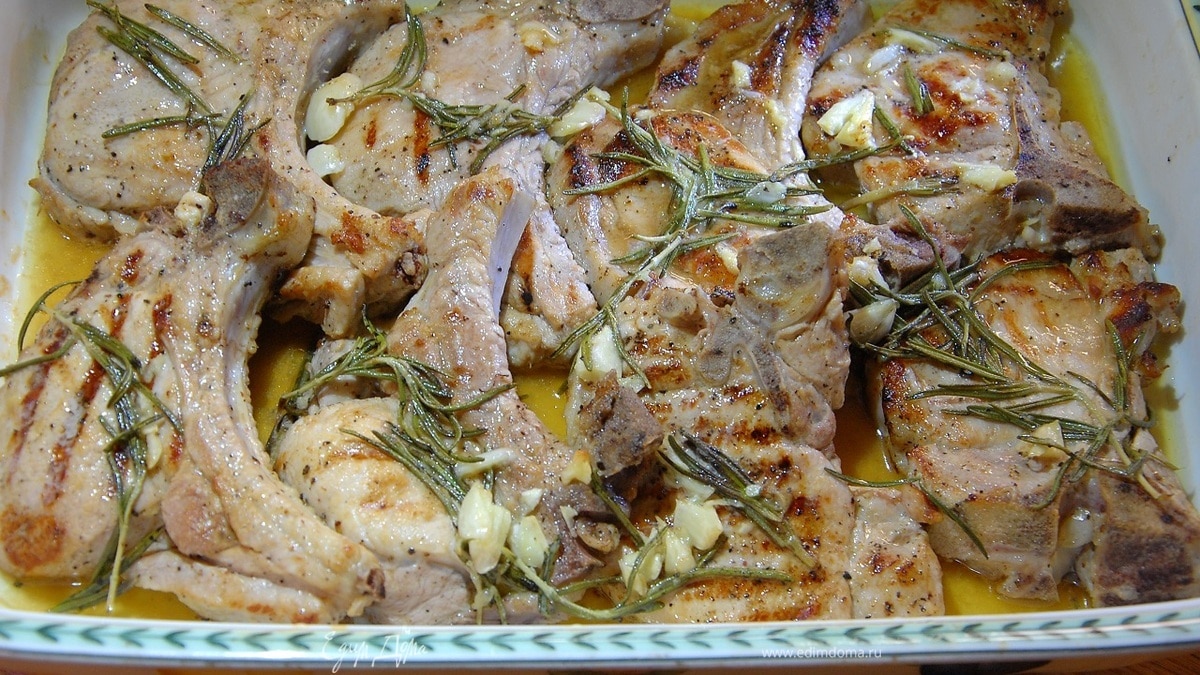 Готовое мясо полить выделившимся соком.