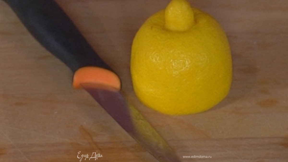 Цедру лимона натереть на мелкой терке, из половинки лимона выжать сок.