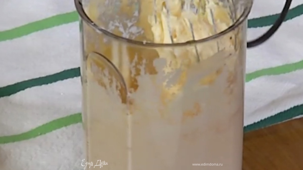 Предварительно размягченное сливочное масло взбить с сахаром блендером с насадкой-венчиком, затем добавить желтки, влить лимонный сок и взбить все в однородную массу.