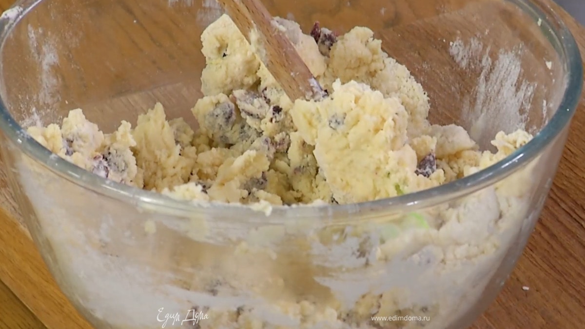 В муку добавить цедру, соду, разрыхлитель и соль, выложить сливочную массу, клюкву и вымесить тесто лопаткой.