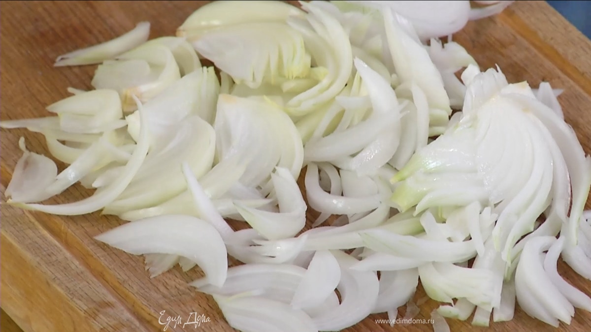 Лук почистить и нарезать соломкой.