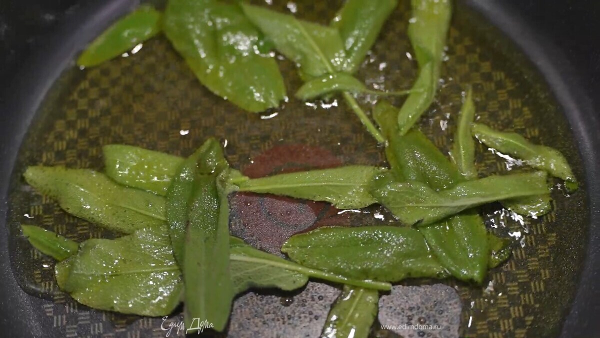 В глубокую сковороду влить 2 ст. ложки оливкового масла, добавить листья шалфея и обжарить их, затем выложить на бумажное полотенце.