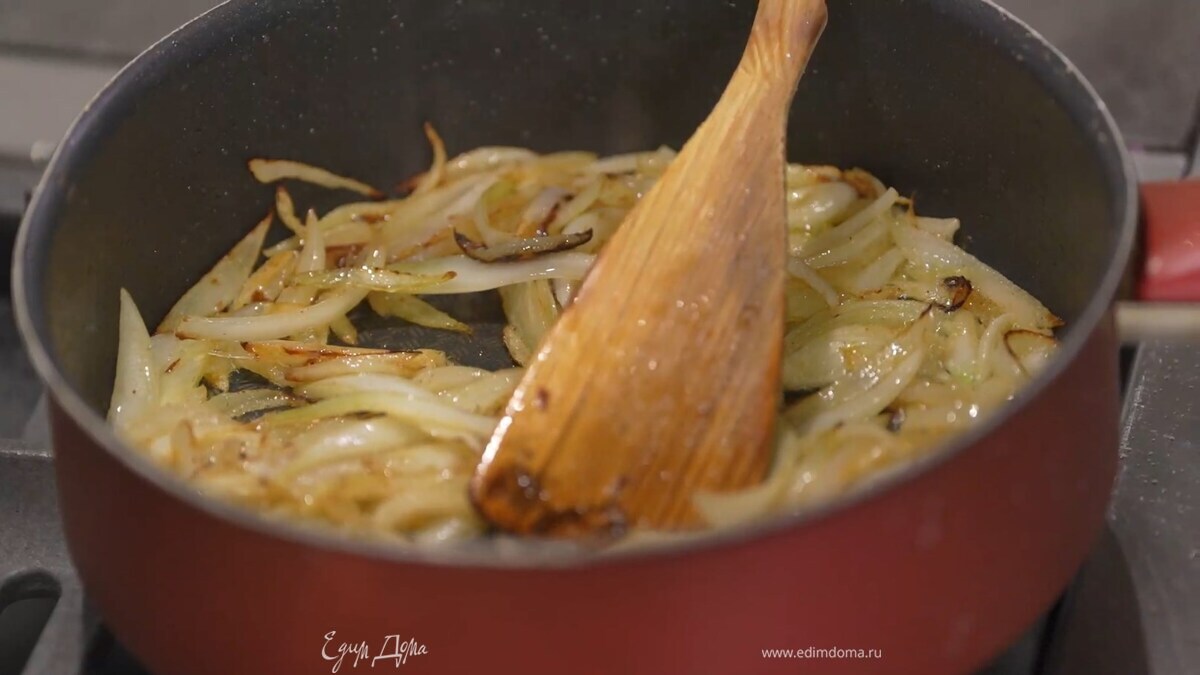 В сотейнике разогреть оставшееся оливковое и сливочное масло, выложить лук, посыпать его солью, острым и белым перцем и обжарить до карамельного цвета.