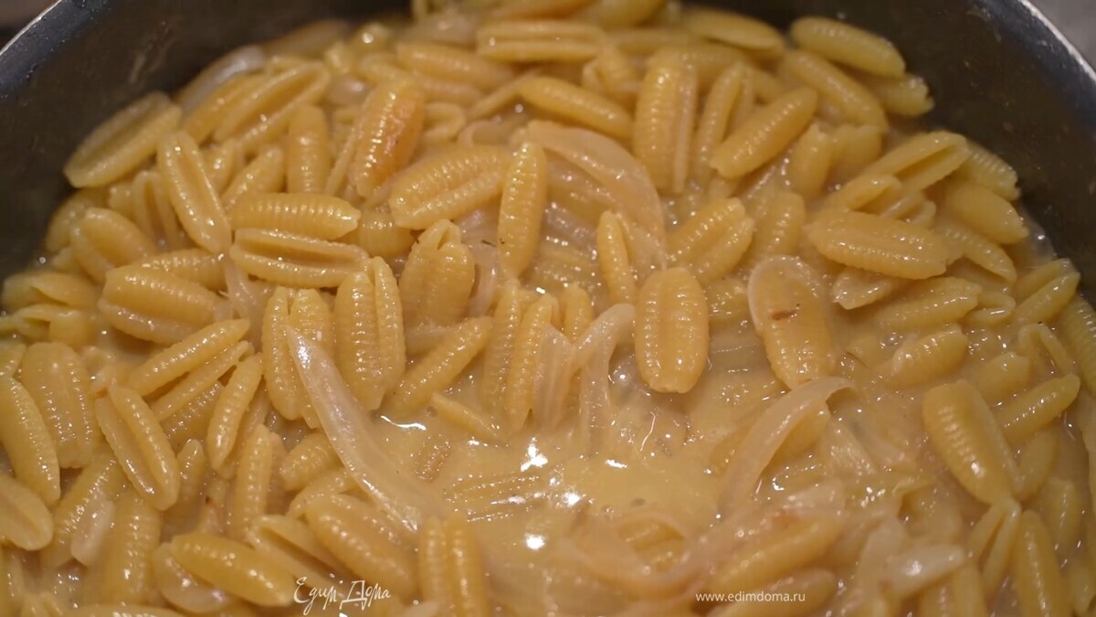 В сотейник с луком всыпать макароны, перемешать и залить кипятком так, чтобы они были покрыты жидкостью. Готовить 18–20 минут, затем выключить огонь.