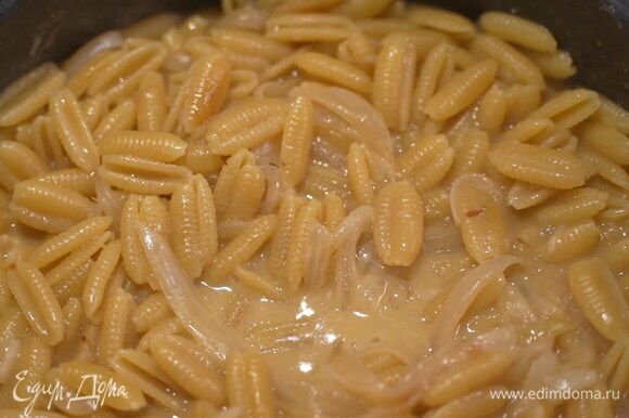 В сотейник с луком всыпать макароны, перемешать и залить кипятком так, чтобы они были покрыты жидкостью. Готовить 18–20 минут, затем выключить огонь.