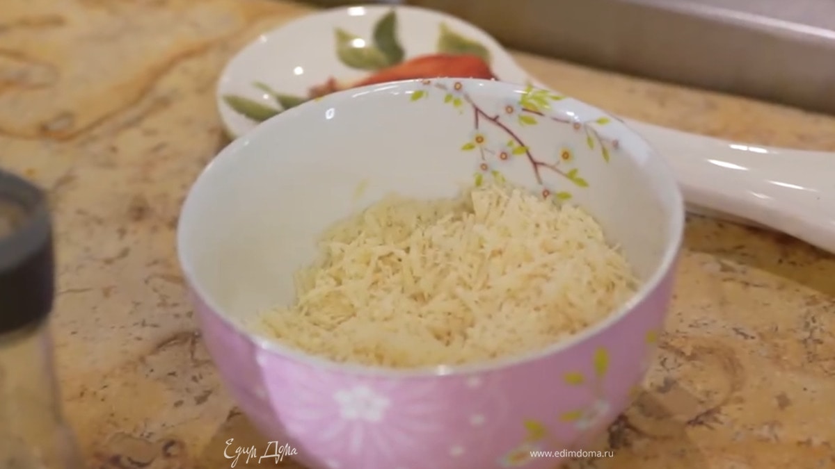 Пармезан натереть на мелкой терке, половиной посыпать пасту в сотейнике и перемешать.