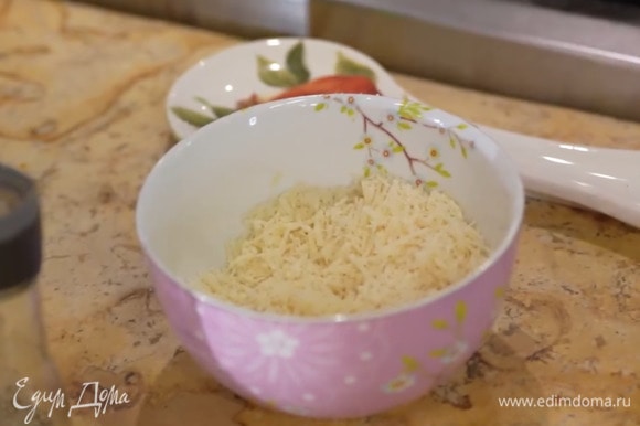 Пармезан натереть на мелкой терке, половиной посыпать пасту в сотейнике и перемешать.