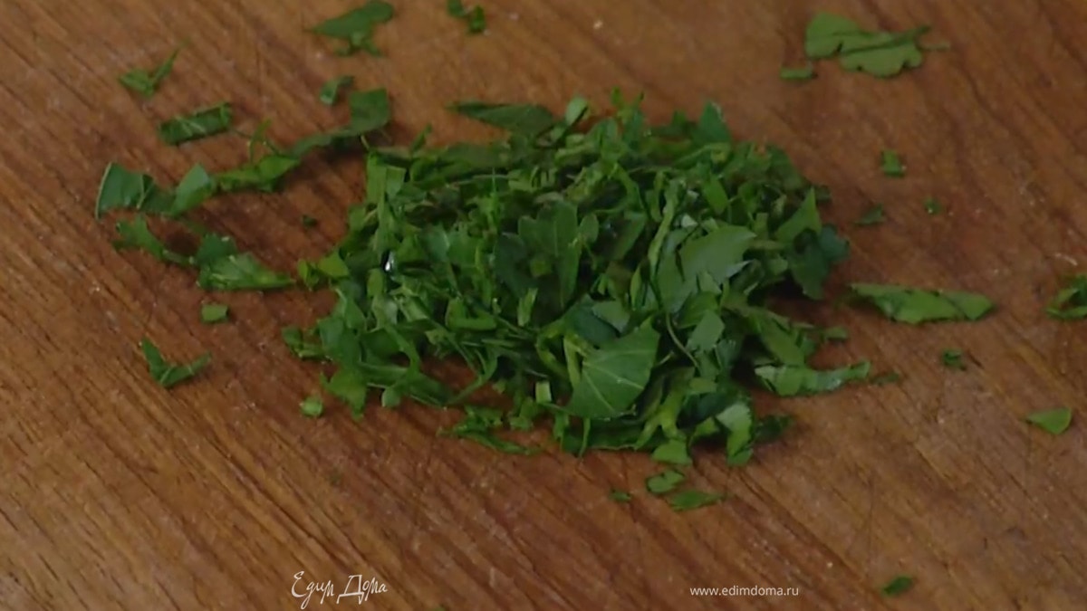 Листья петрушки мелко порубить.
