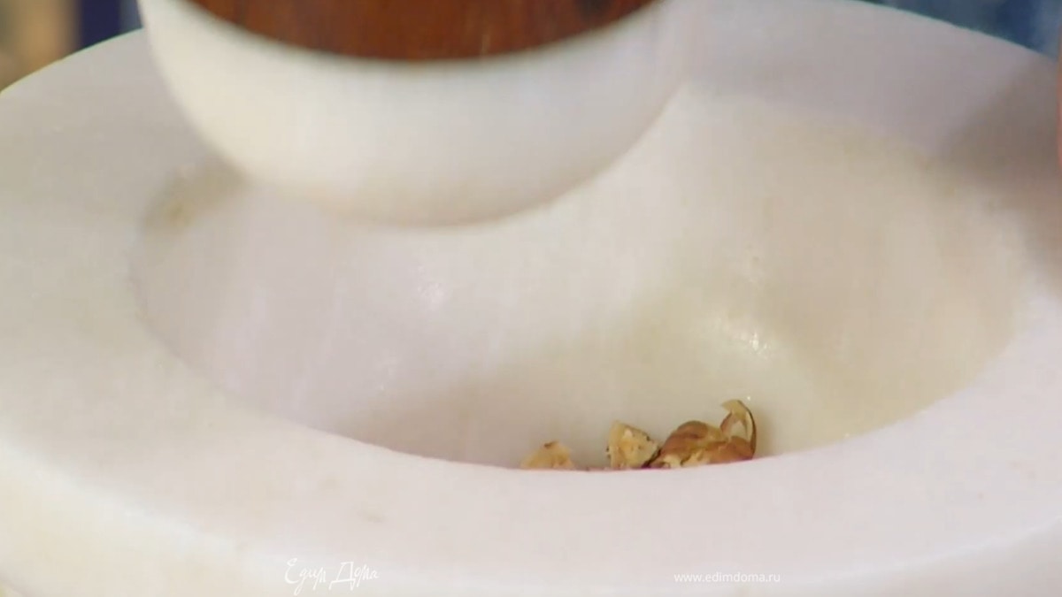 Фундук слегка измельчить в ступке.