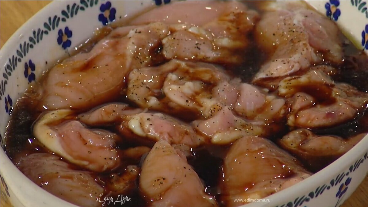 Бедра полить двумя ст. ложками оливкового масла, слегка посолить, поперчить, смазать со всех сторон джемом и выложить в жаропрочную форму для запекания, еще раз посолить и поперчить, полить рисовым вином, уксусом и соевым соусом.