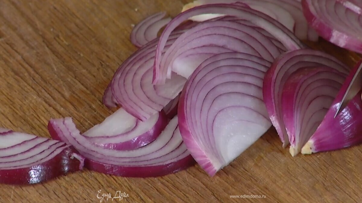 Красный лук почистить и нарезать тонкими полукольцами.