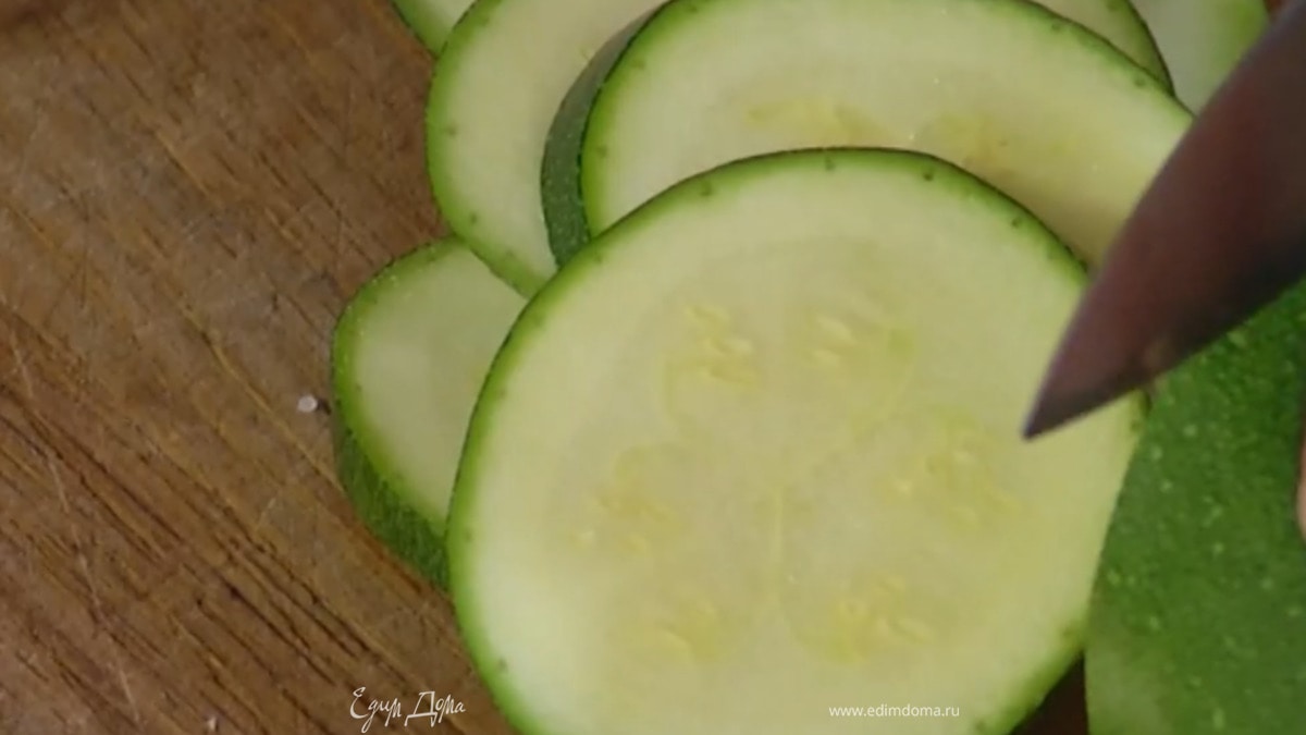 Цукини нарезать кружками.