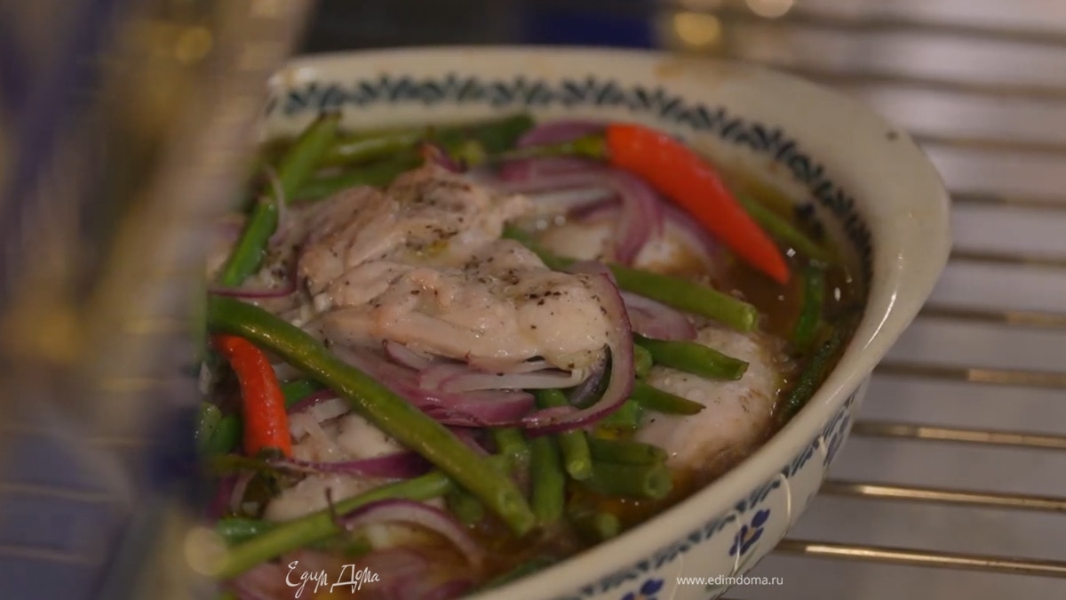 Сверху разложить перчики чили, полить все оставшимся оливковым маслом, затянуть форму фольгой и запекать в разогретой духовке 20 минут, затем фольгу снять и запекать еще 10–15 минут.