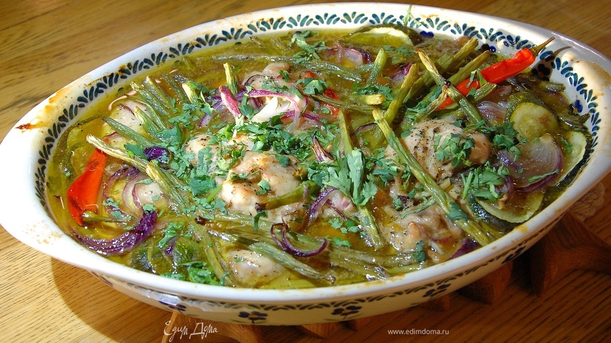 Кинзу мелко порубить и посыпать готовую курицу.